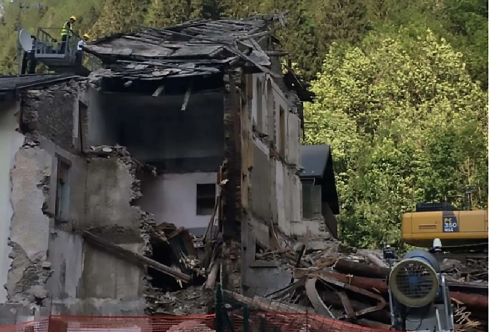 Campodolcino, hotel Posta: ruspe in azione