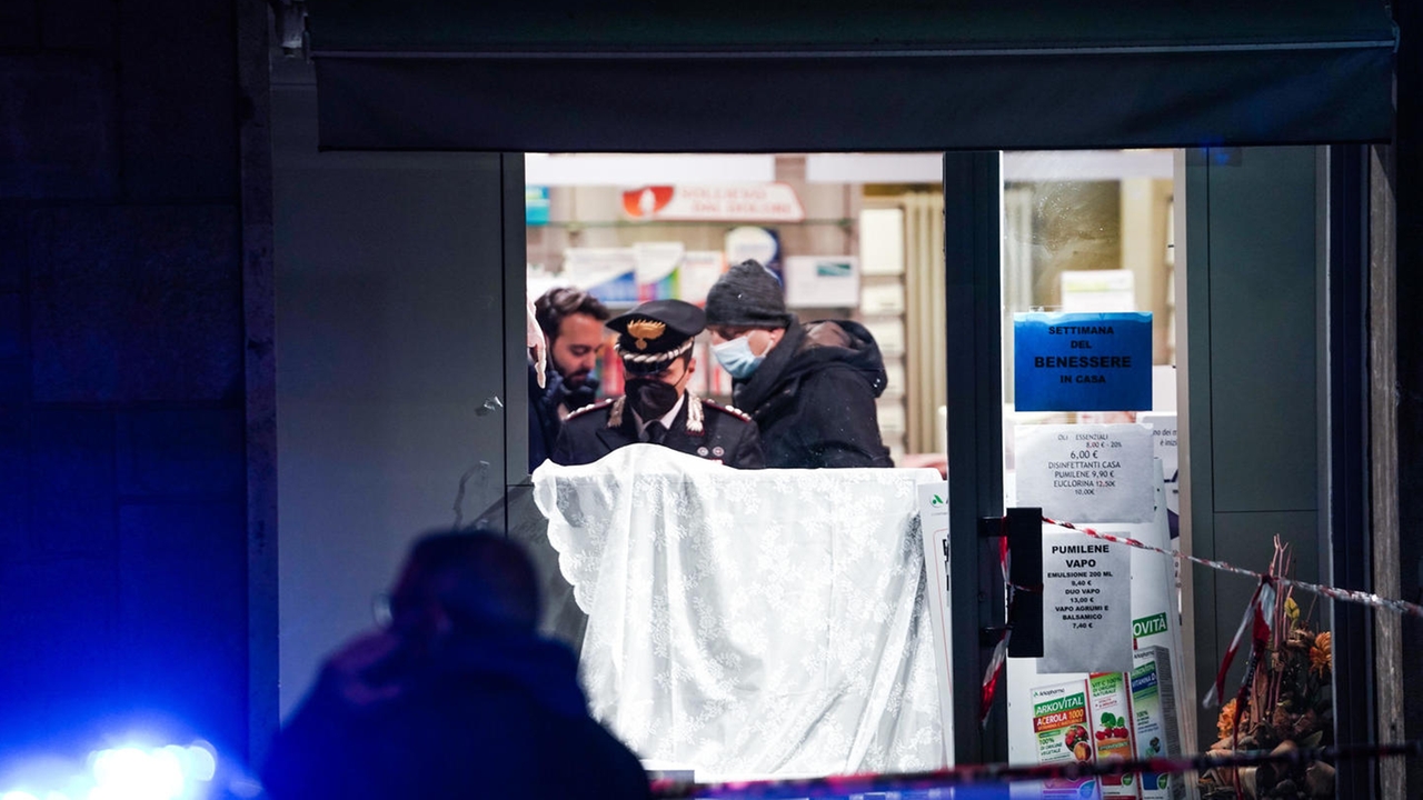 I carabinieri nella farmacia di Torino dove è avvenuto l'accoltellamento