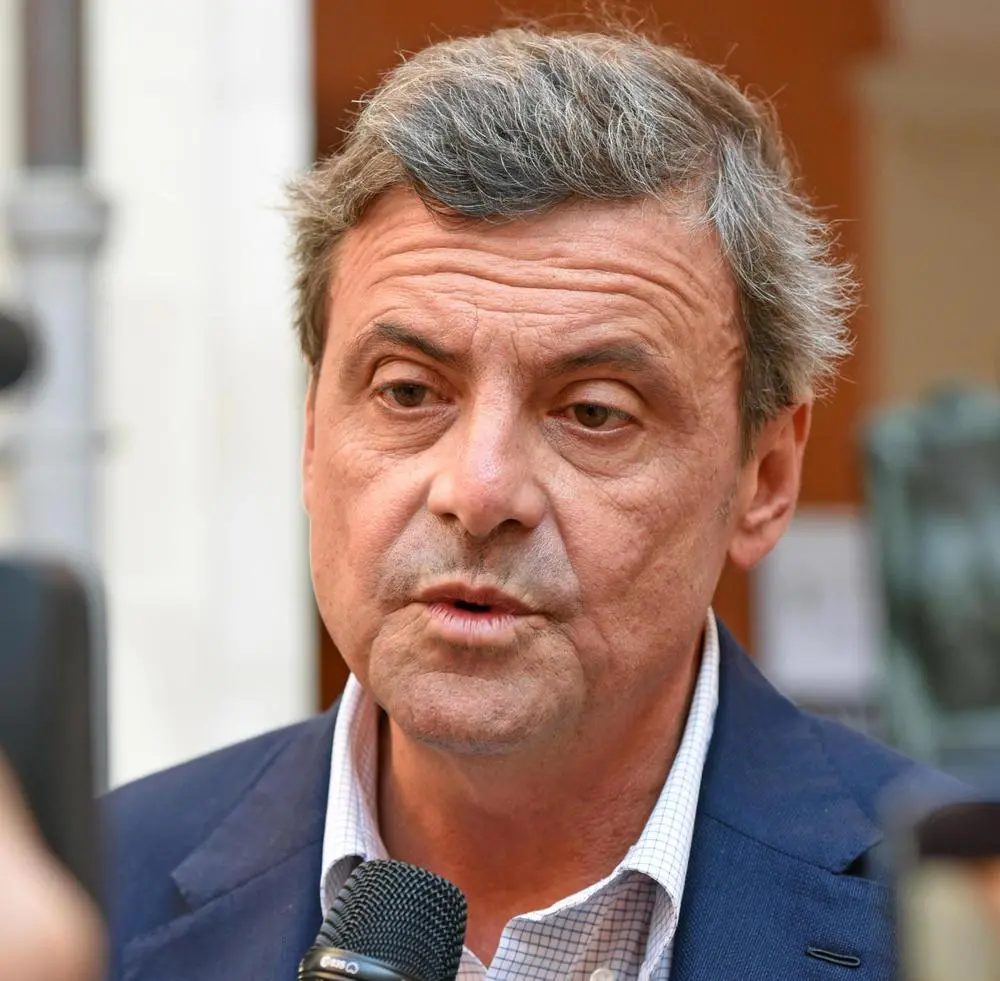 Calenda striglia Sala: "È debole"