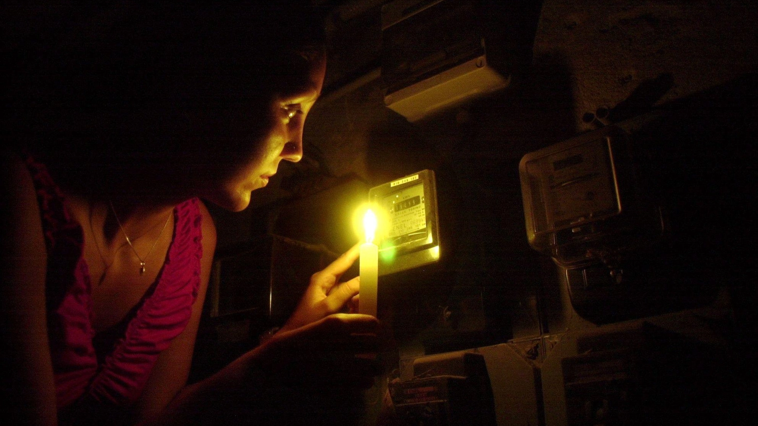 Blackout a Figino, tre vie senza corrente. Il comitato: "Centinaia di famiglie al gelo"