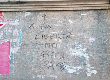 Milano, la lapide di martiri di Dergano imbrattata con scritte naziste e no vax