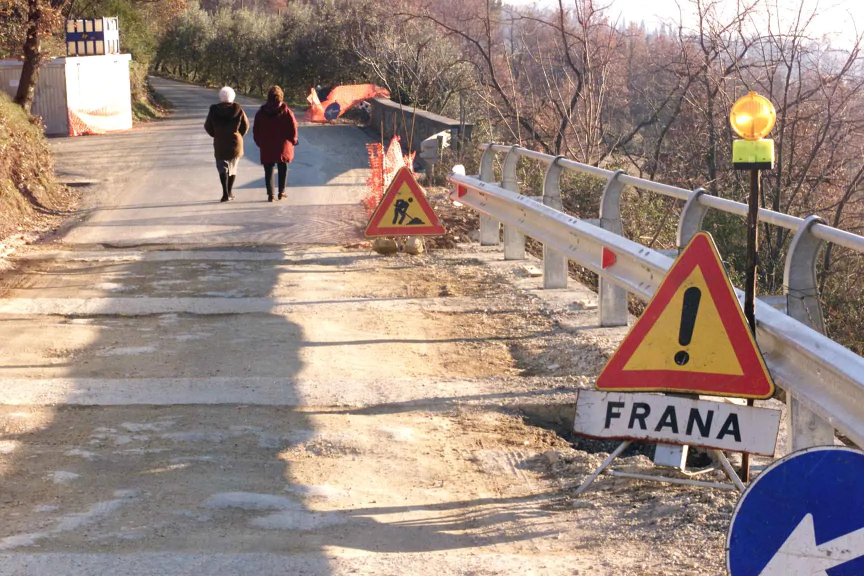 Campodolcino, frana sulla strada