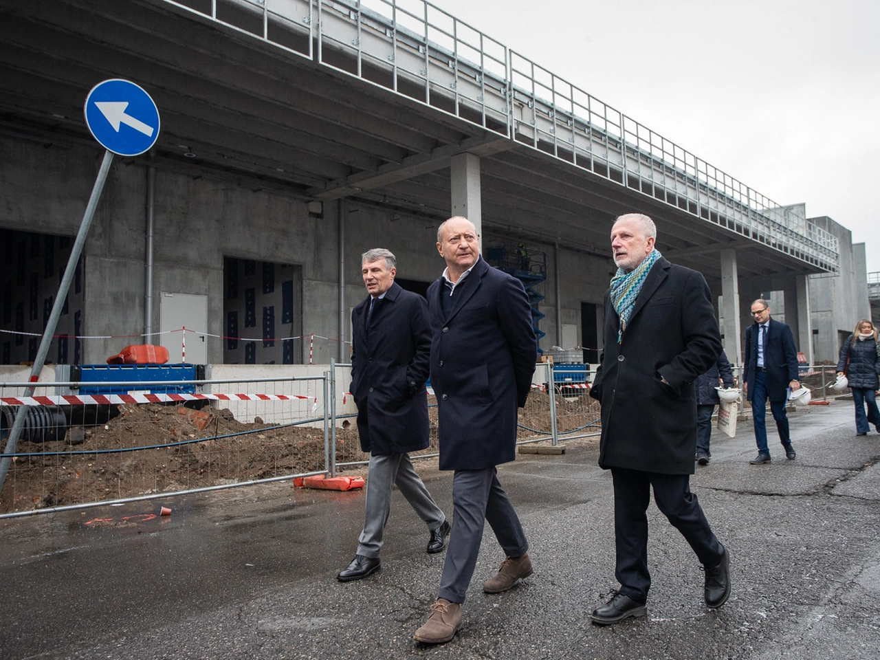 Da sinistra, Alessandro Spada (presidente di Assolombarda), Cesare Ferrero (presidente Sogemi) e Alessandro Scarabelli (direttore generale Assolombarda) visitano il cantiere del nuovo reparto Ortofrutta  (Foto Davide Canella) CANELLA