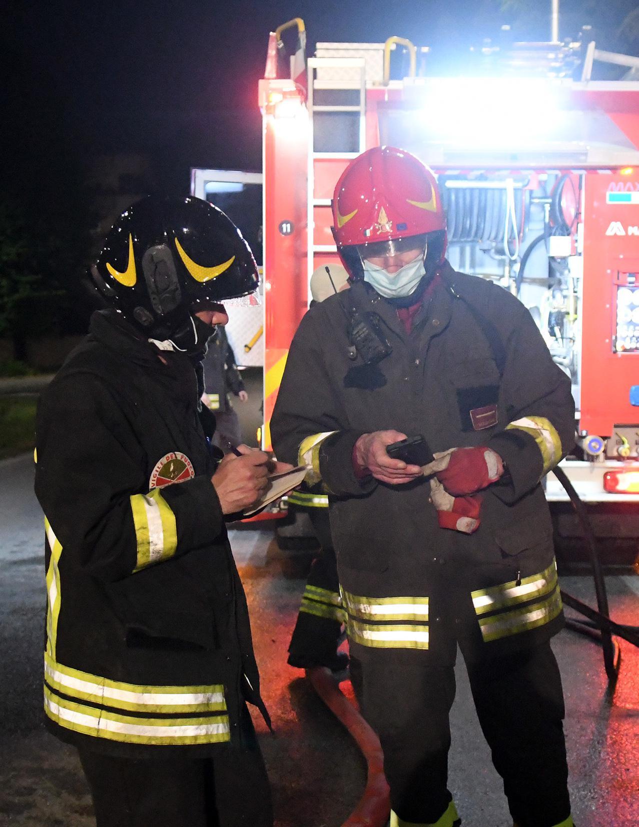 Scoppia Un Incendio Nelle Cantine Paura Nella Notte Tre Intossicati