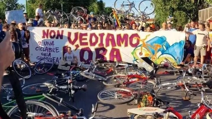 La protesta dei ciclisti sul Ponte della Ghisolfa