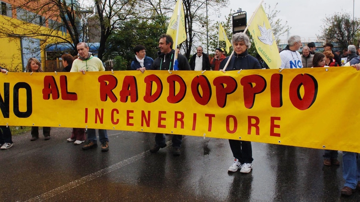 Uno dei recenti cortei di protesta contro l'impianto Falck per i rifiuti