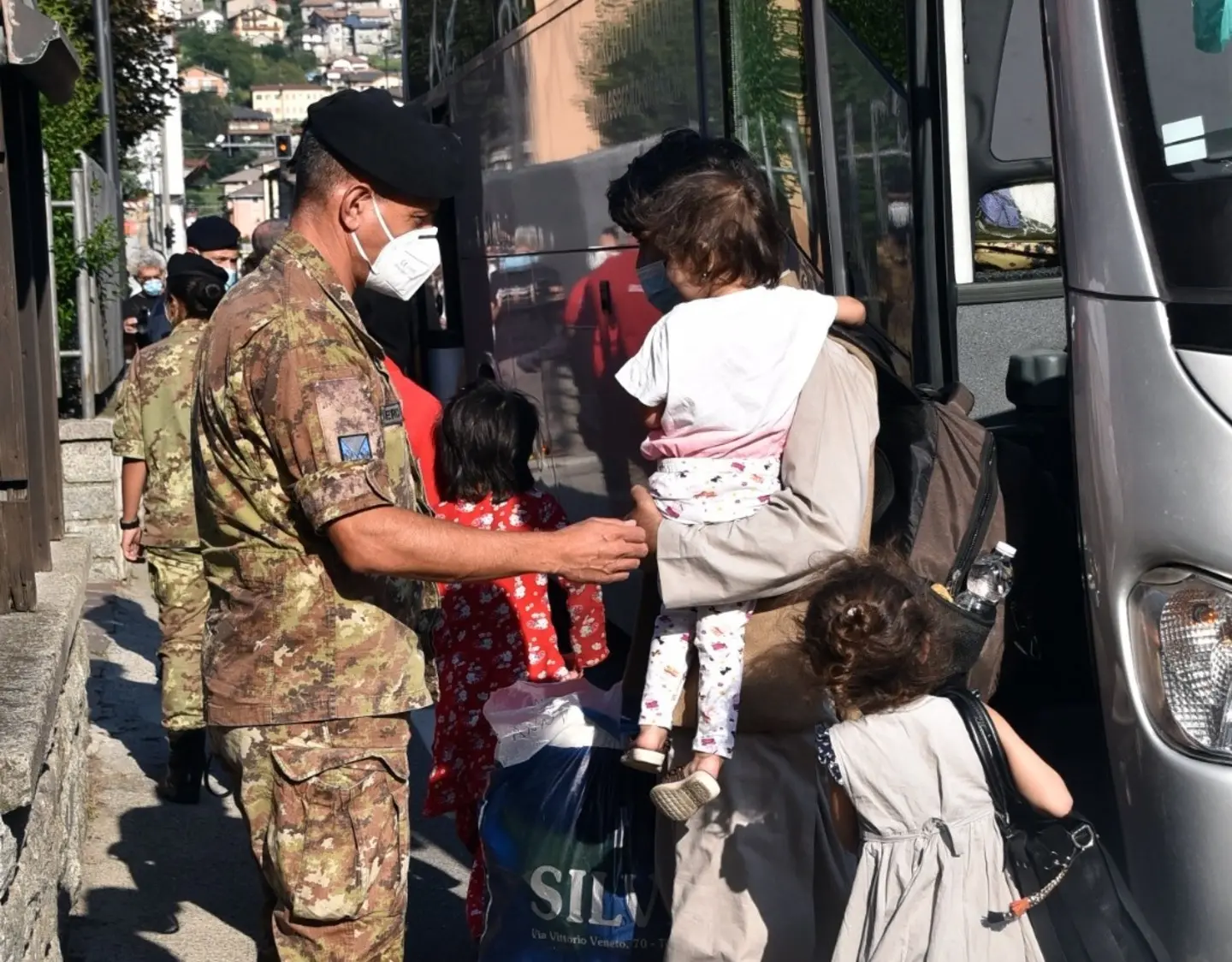 Profughi a Edolo, "stanchi ma felici". La gioia dei bimbi sfuggiti dall’orrore