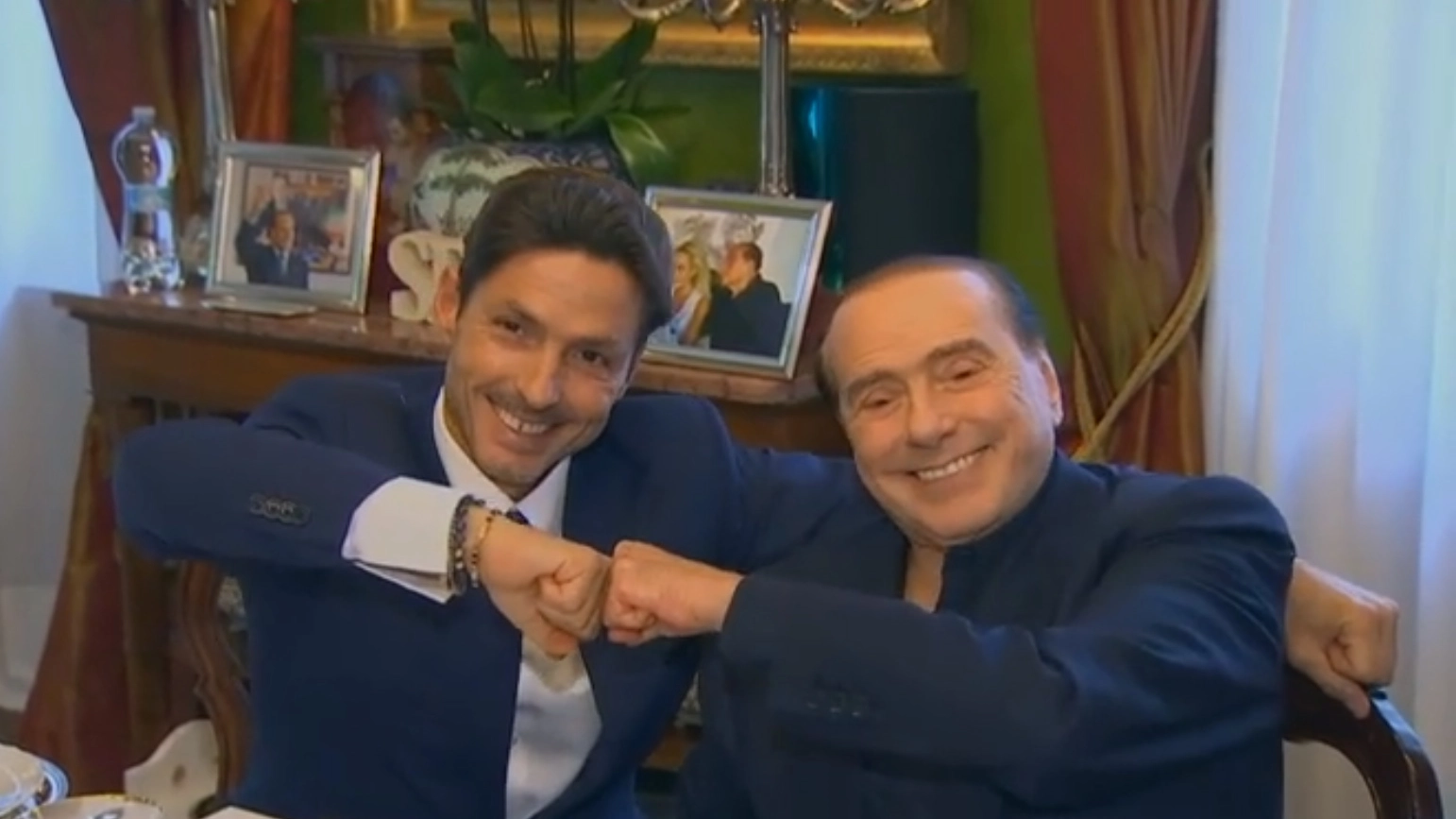 Pier Silvio Berlusconi in una foto col padre