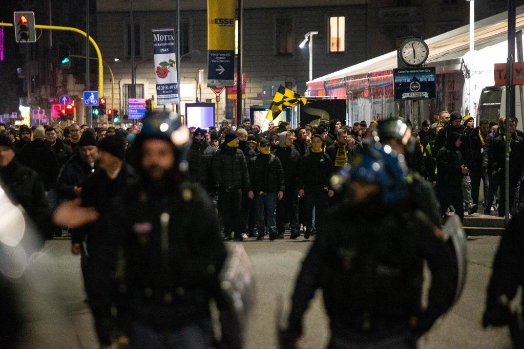 I tifosi del Borussia Dortmund in corteo fino al Meazza