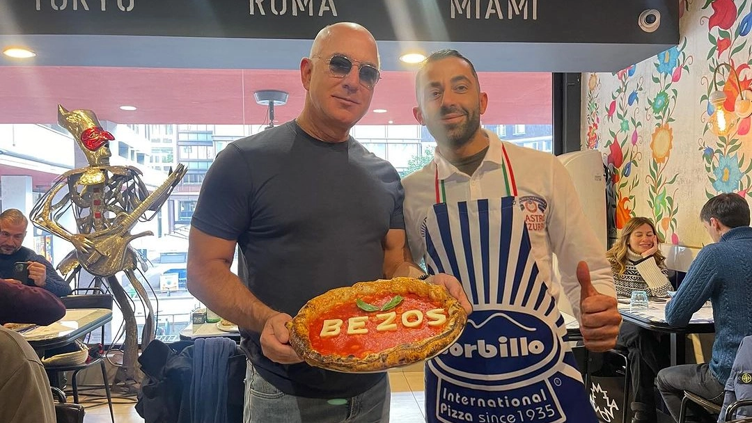 Jeffe Bezos nella pizzeria di Gino Sorbillo in corso Vittorio Emanuele