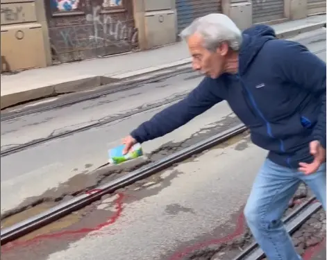 Giovanni Storti, sfogo social sulle buche in via Bramante: "Sono ferite che sanguinano"