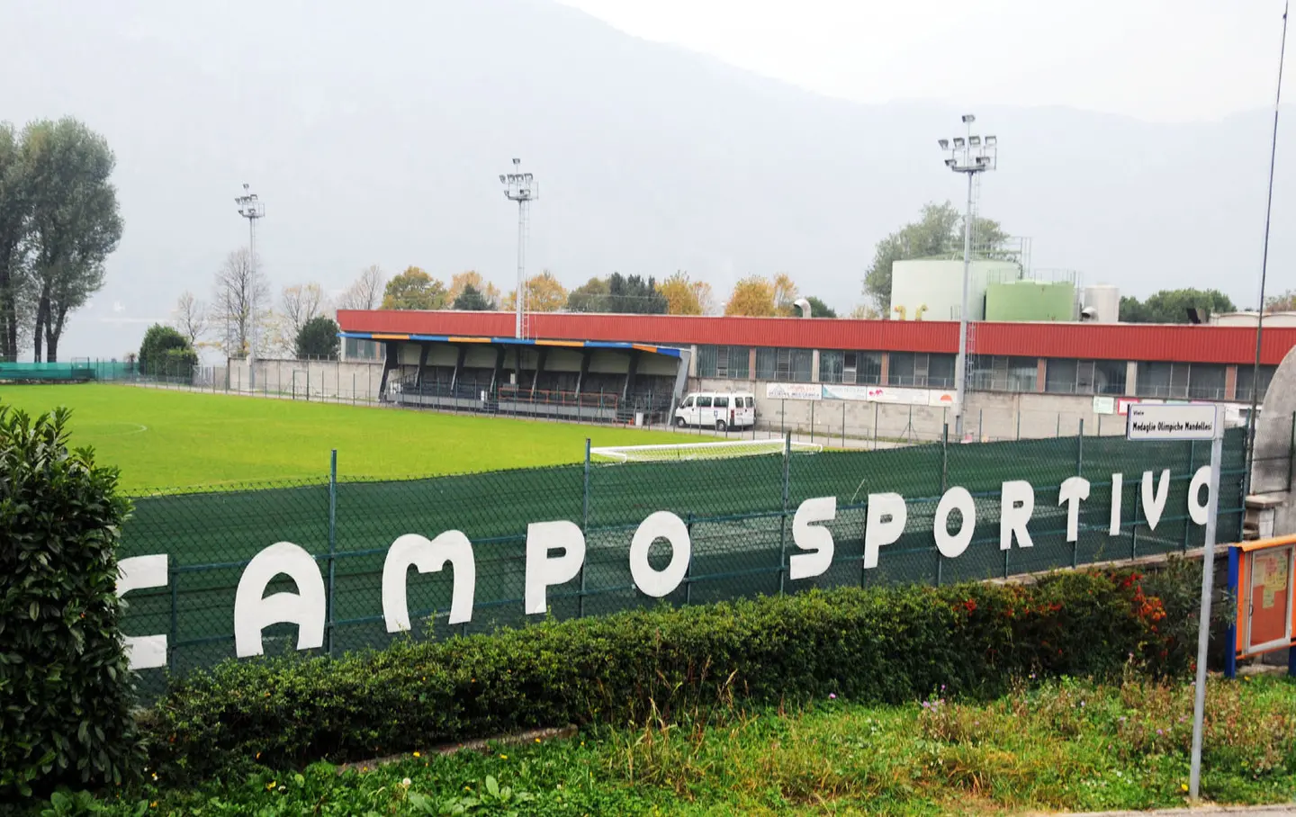 Mandello, insulti razzisti e liti: campo sportivo chiuso dal sindaco