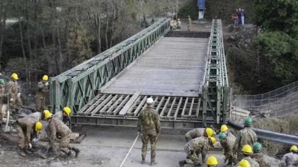 Il ponte di via Cadorna. Arrivano sindaco e giunta