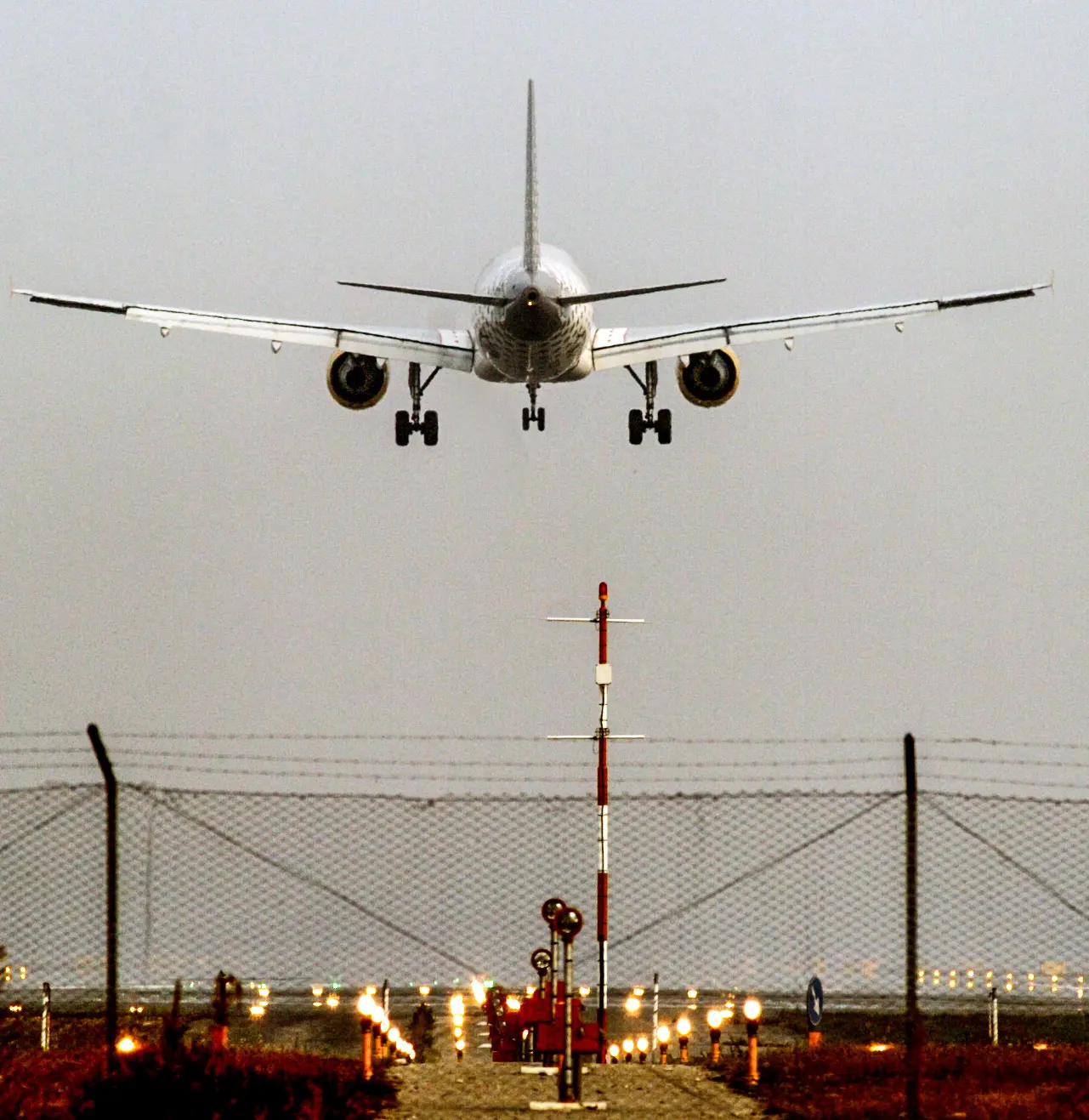 Guasto in volo, aereo rientra in aeroporto a Malpensa