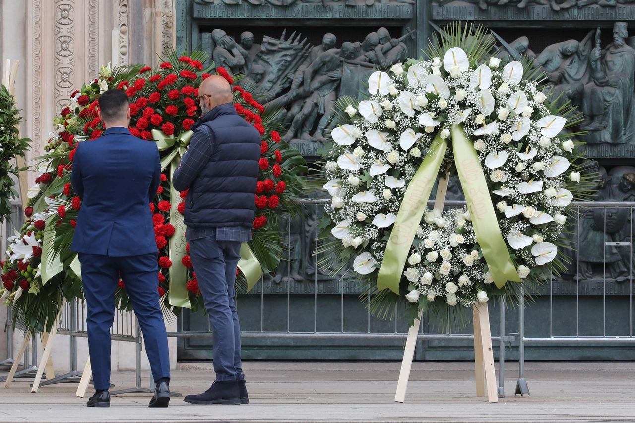 Preparativi funerali Berlusconi in piazza Duomo