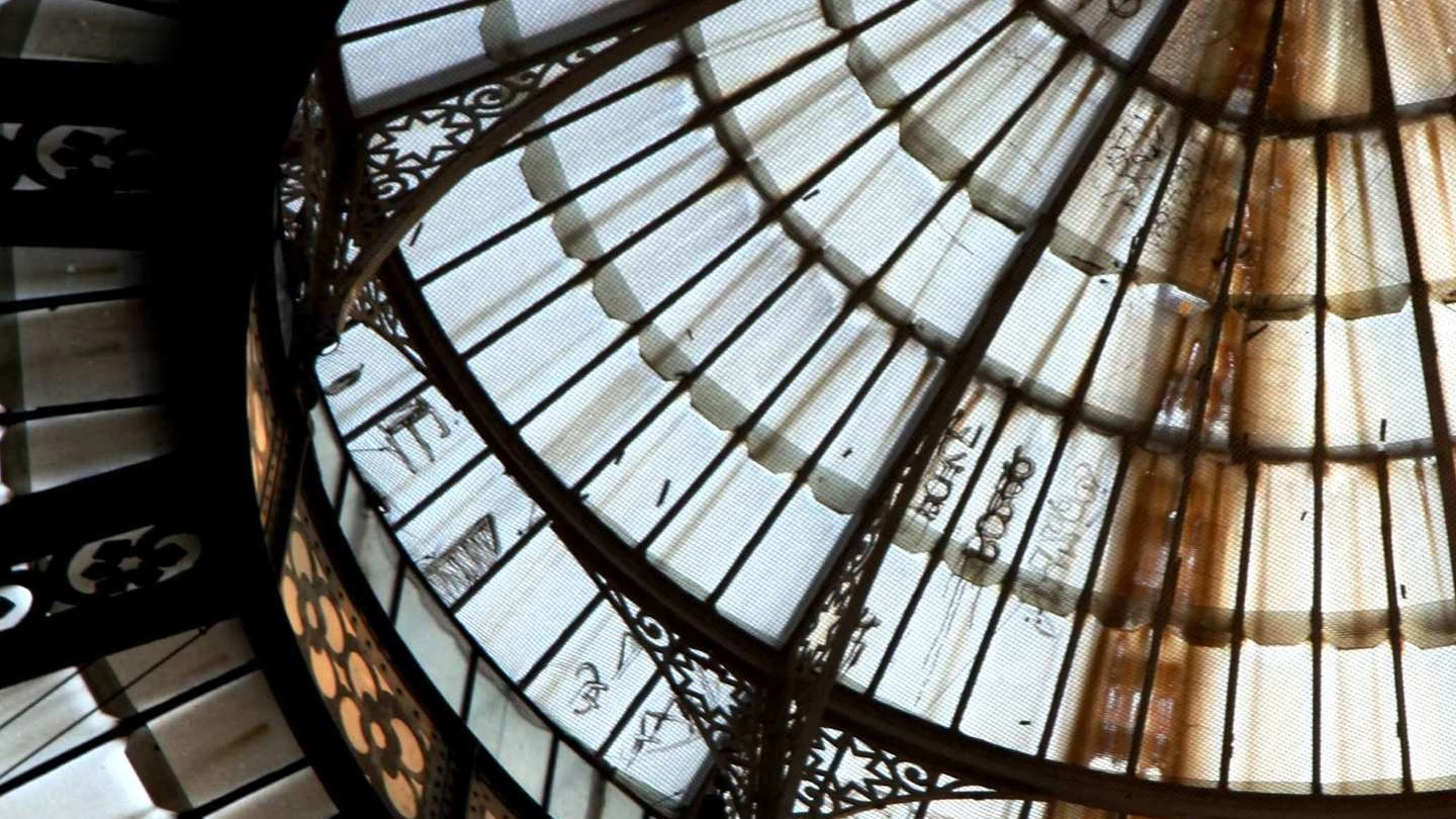 Le scritte sulla cupola dell’Ottagono in Galleria