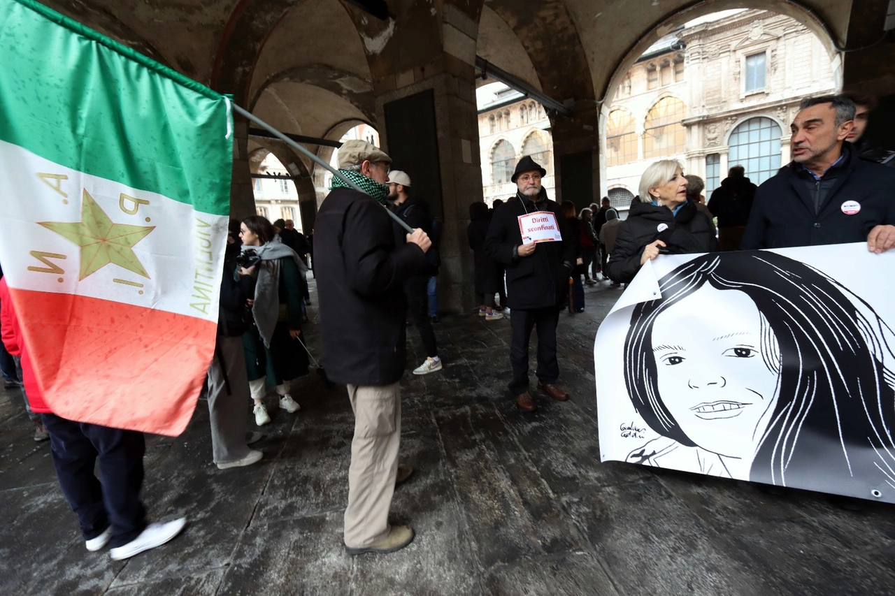 Il presidio per Ilaria Salis alla Loggia dei Mercanti (Foto Salmoirago)