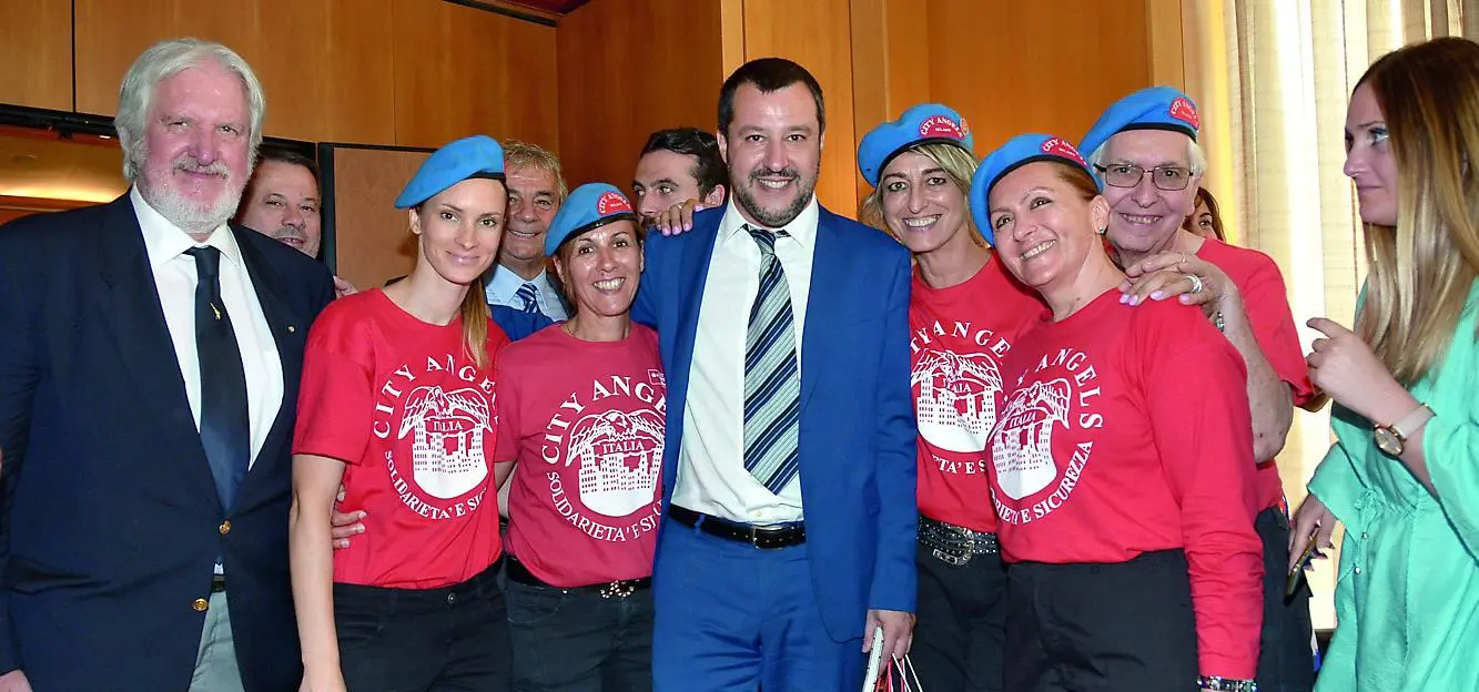 Salvini a Milano da neoministro: applausi, selfie e solidarietà / VIDEO