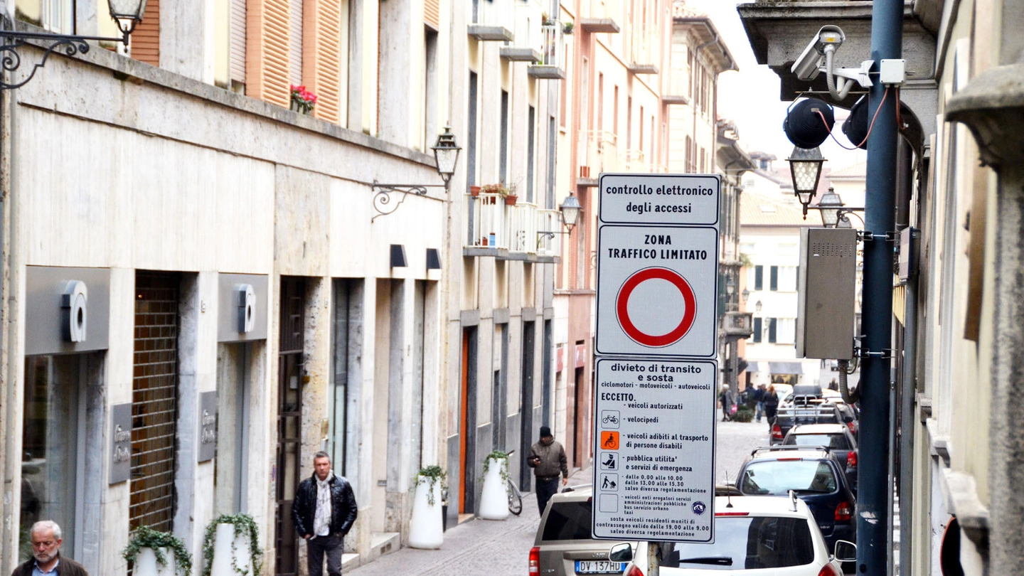 OCCHI Telecamere all’ingresso della zona  a traffico  limitato di via Cairoli in pieno centro città (Cardini)