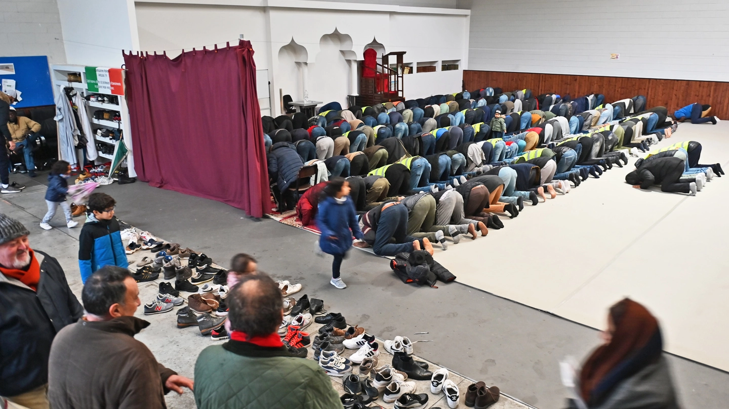 Preghiera nel centro islamico di Cantù (Cusa)