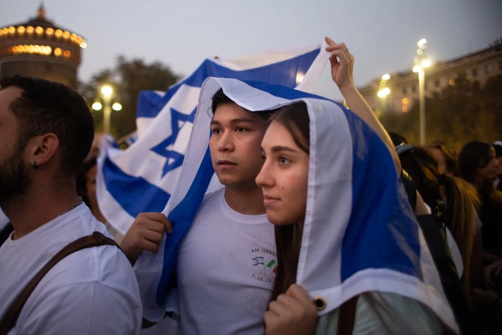 Il presidio per Israele in piazza Castello a Milano