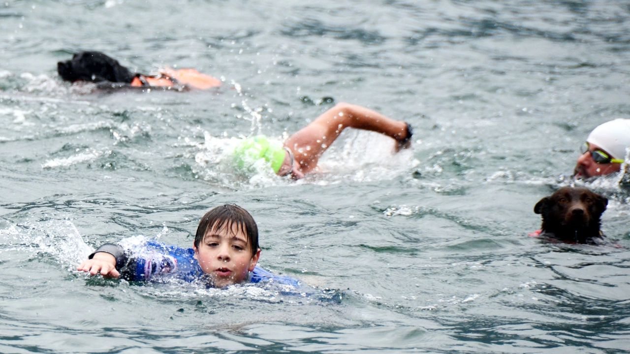 Lorenzo Corti e Red nel lago