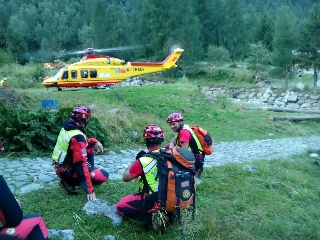 Precipita con il parapendio nei monti sopra Bianzone: ferito comandante dei carabinieri