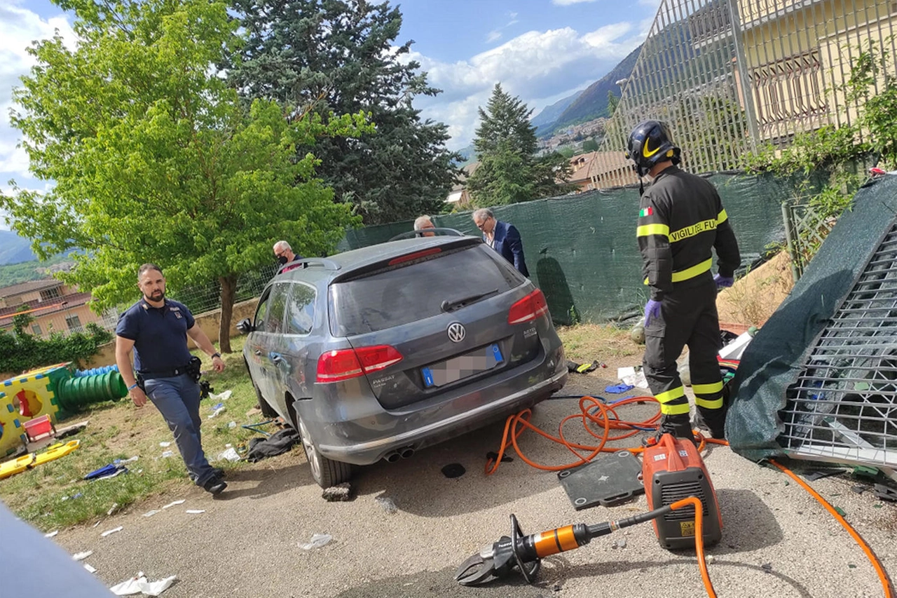 L'auto nel cortile dell'asilo