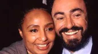 Lara Saint Paul con Luciano Pavarotti