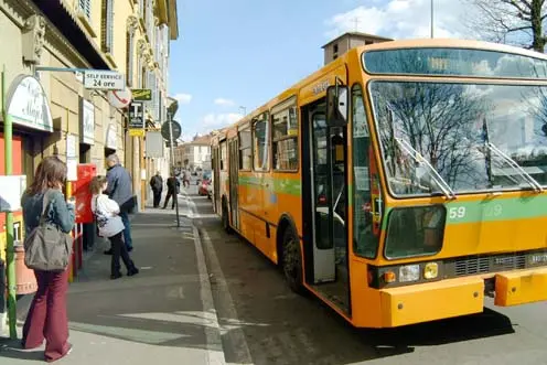 Senza biglietto, picchia il controllore