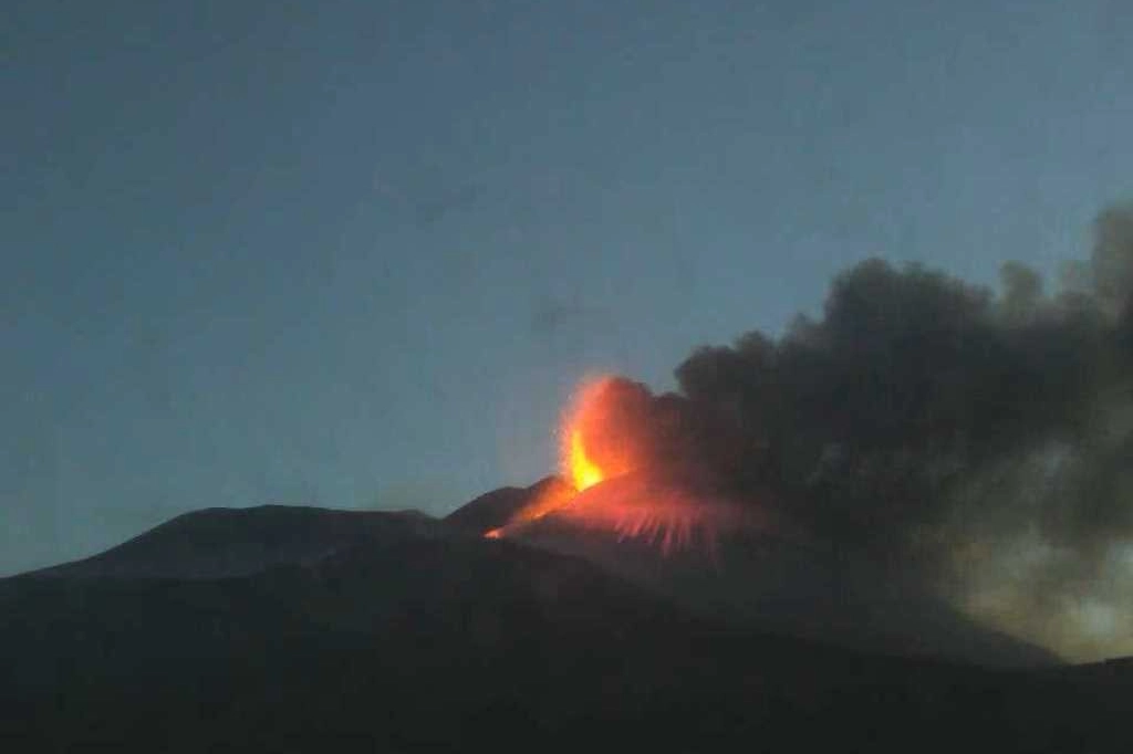 La fontana di lava dell'Etna (Dire)