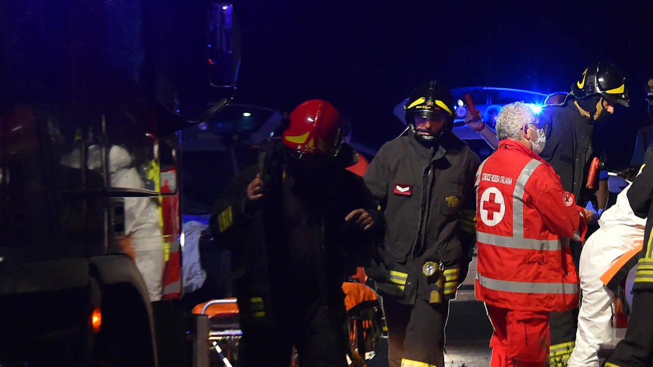 Idrovolante precipitato a Vigevano