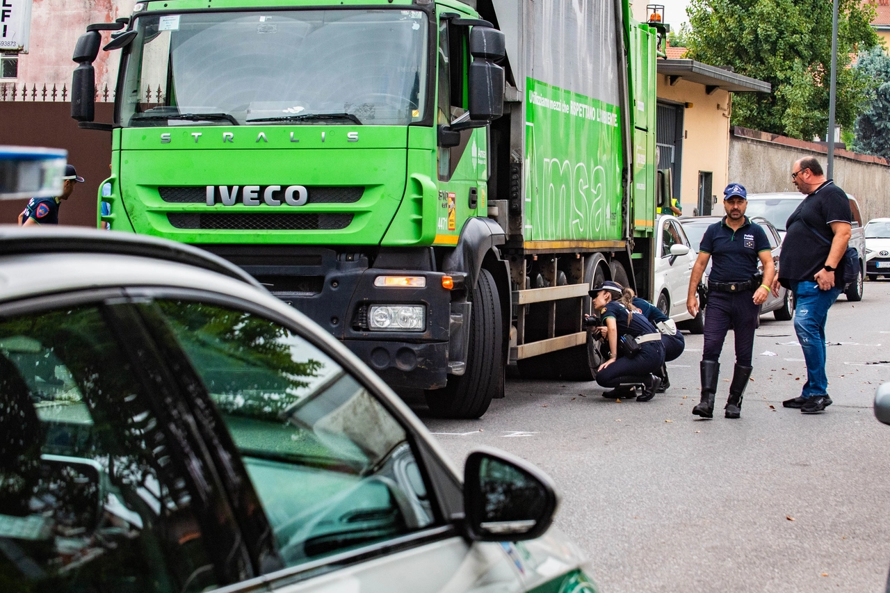 Donna travolta e trascinata da mezzo pesante Amsa in via Trasimeno