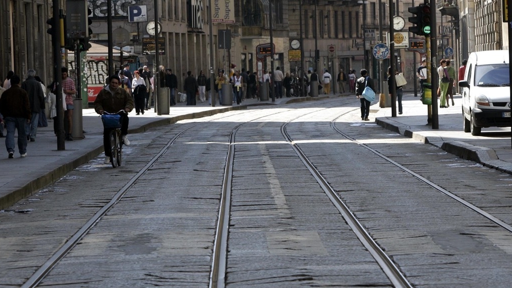 Il mitico pavè in via Torino (Newpress)