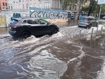 Uragano Medicane, frana in Val Brembana e al passo Spluga, esondazione a Bormio: strade chiuse e rallentamenti