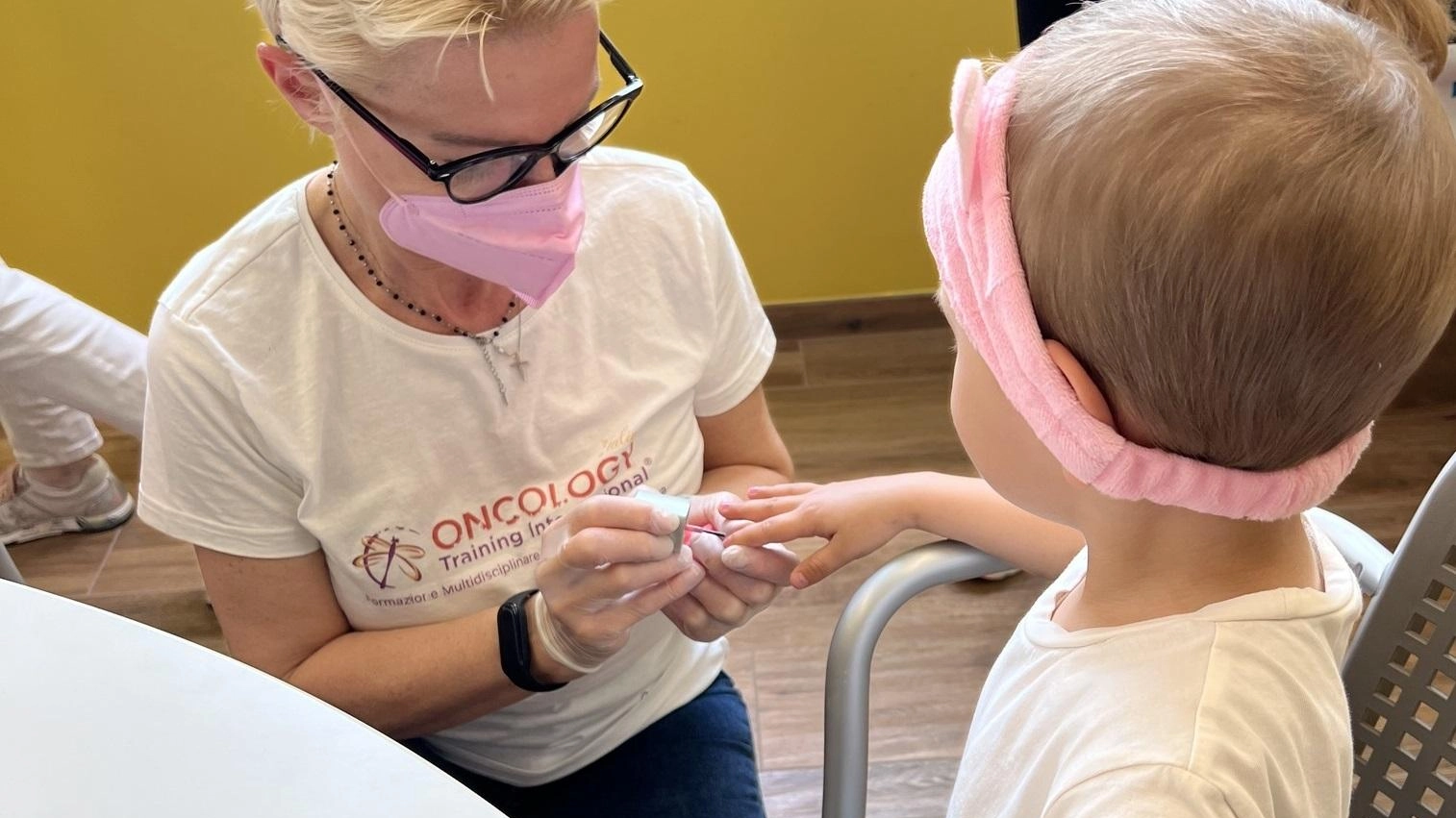 La bellezza che cura  Trucco e sorrisi tra i malati