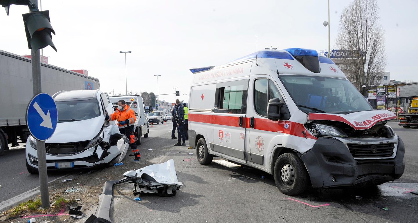 Trezzano Auto Contro Ambulanza Gravissimo Il Paziente