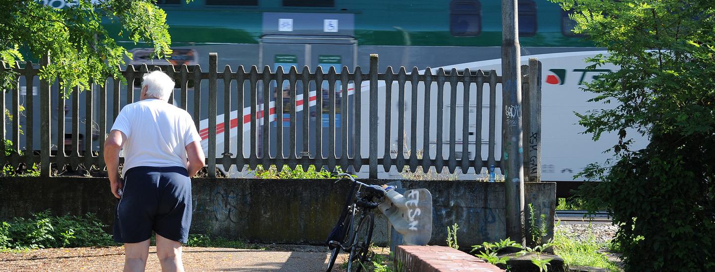 Muore Investito Dal Treno A Parabiago L Allarme Attenti Ai Passaggi