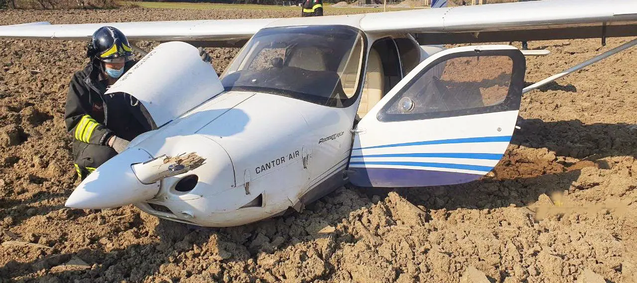 Pieranica incidente aereo oggi: ultraleggero precipita da 30 metri, ferito pilota