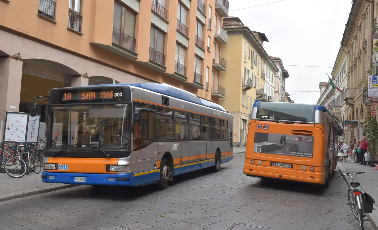 Chiede a un ragazzo di mostrargli il biglietto, controllore minacciato con il coltello