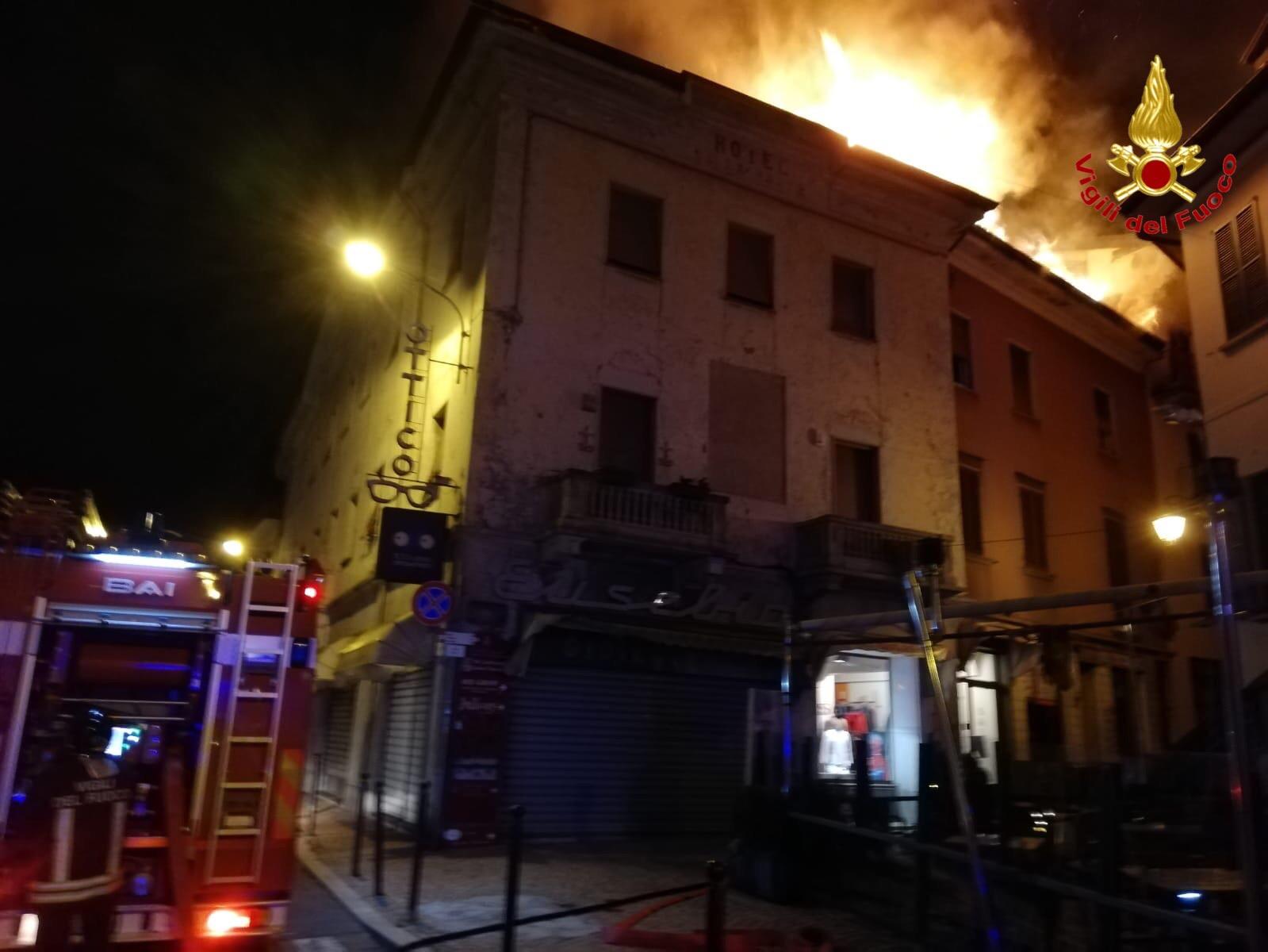 Luino Incendio Nella Notte Bruciano I Tetti Delle Case Famiglie