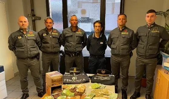 Como, maxi sequestro di denaro in dogana: nascosti in valigia 200mila euro