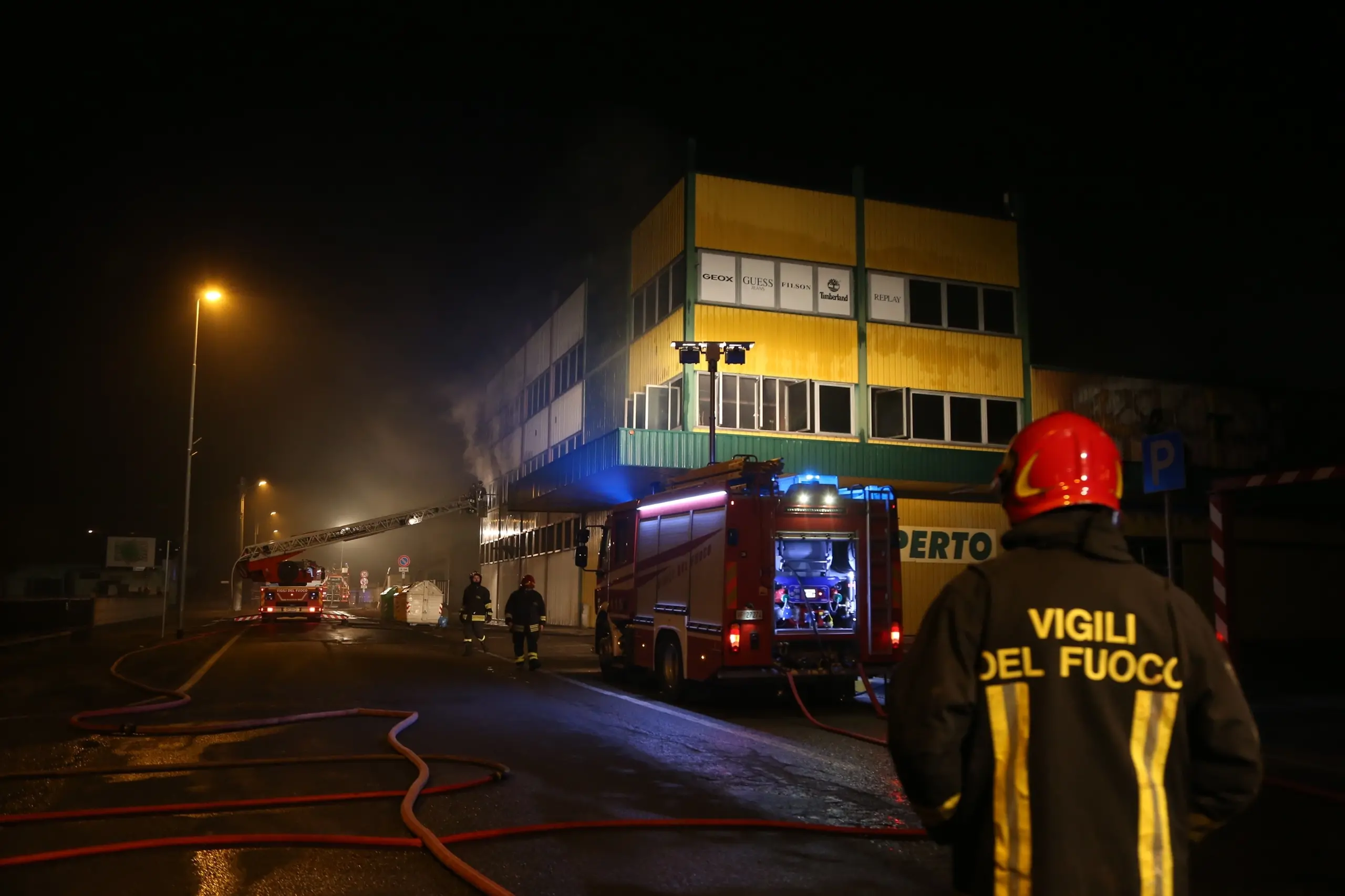 Incendio al Centro Calzaturiero di Castello d'Agogna