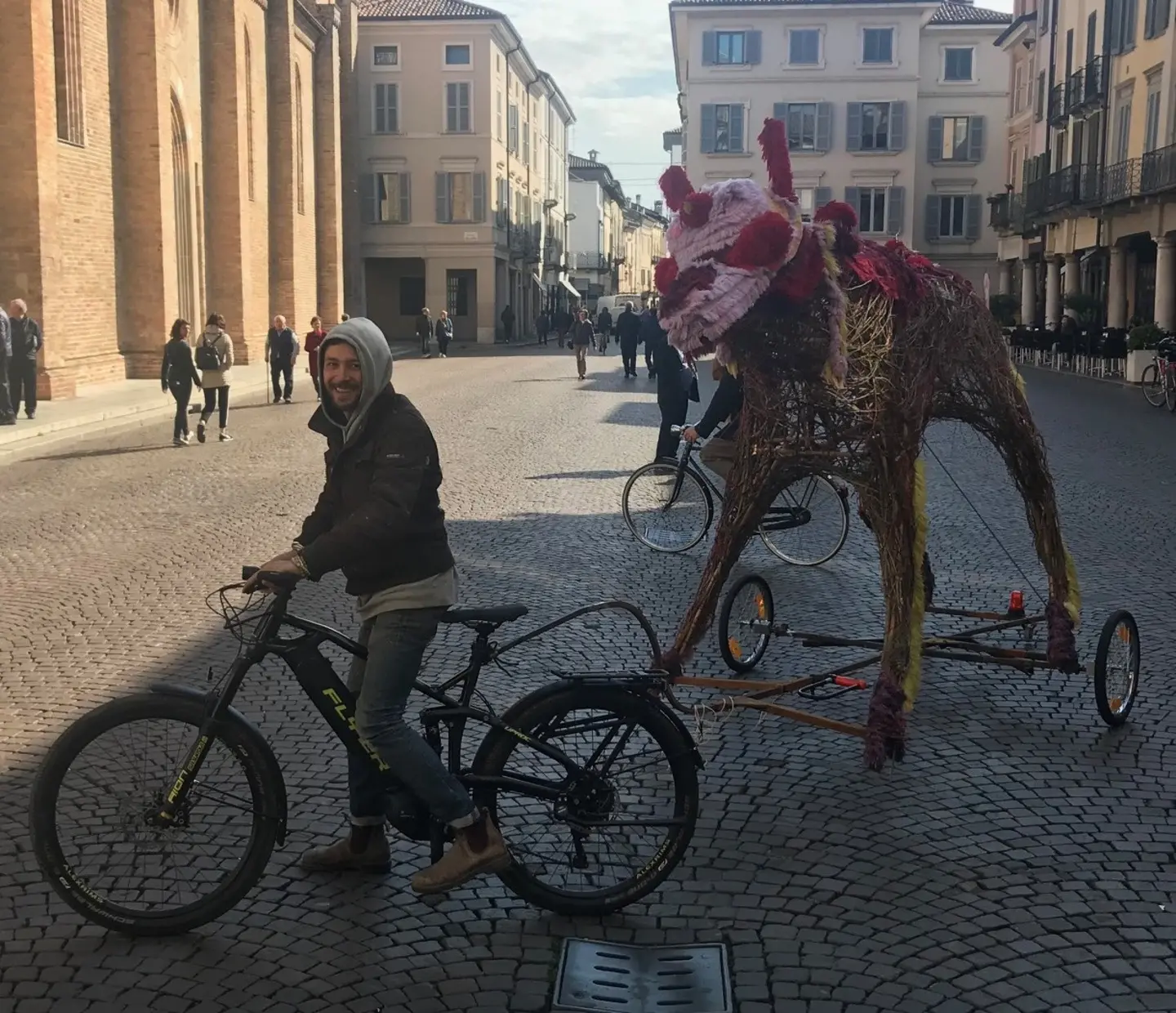 Moscazzano, pedala trascinando la sua opera