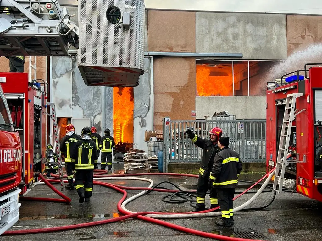 Incendio Pieve Emanuele, fiamme alte in un capannone: vigili del fuoco al lavoro