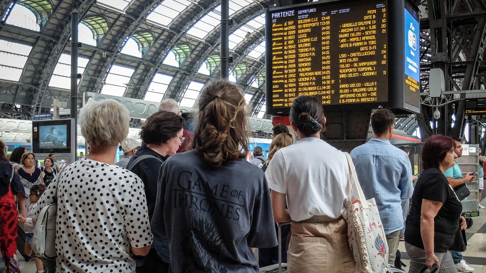 Passeggeri in partenza alla Stazione Centrale di Milano