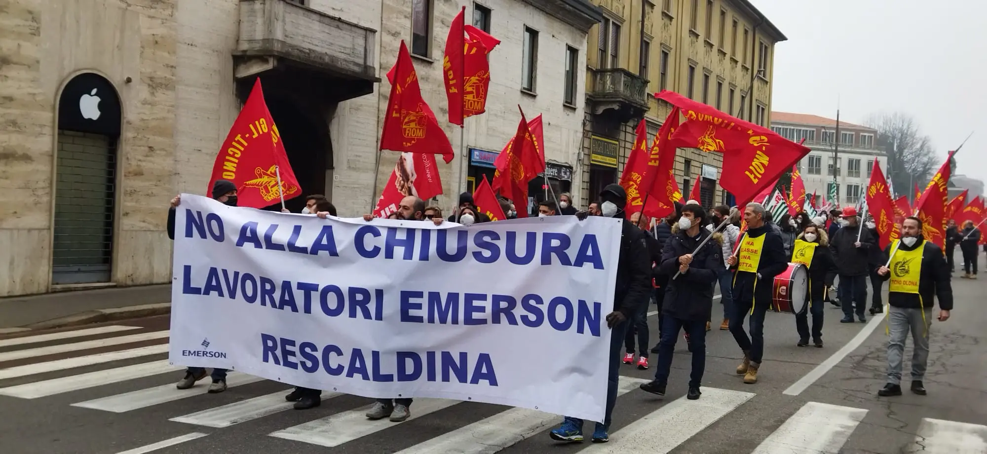 Legnano, dipendenti Emerson in corteo per salvare il posto di lavoro