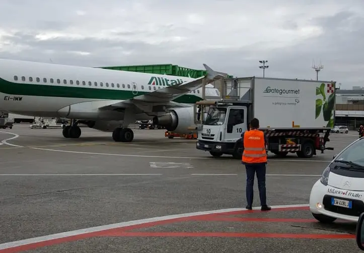 Incidente a Linate, furgone colpisce l'ala di un aereo