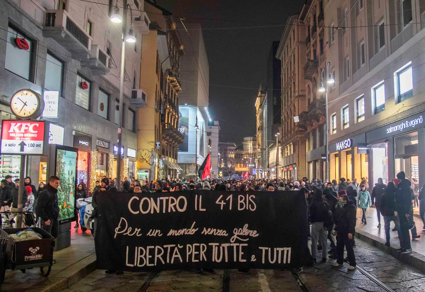 Milano, gli anarchici in piazza per Alfredo Cospito: "41 bis tortura di Stato"