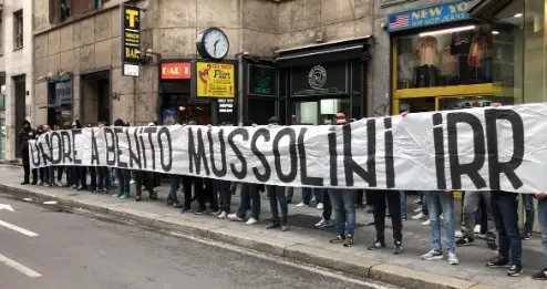 "Onore a Benito Mussolini". Blitz degli ultras della Lazio in piazzale Loreto/ VIDEO